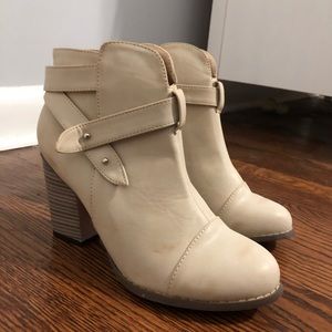 Chase and Chloe tan bootie never worn 7.5